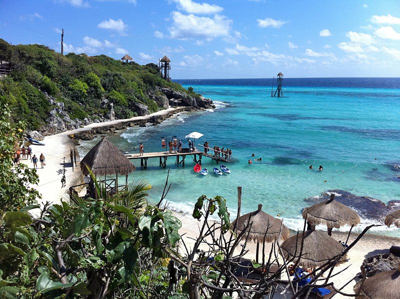 Parque Garrafón on Isla Mujeres: a sheltered cove with a pier, snorkellers and ziplines against turquoise water